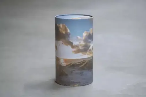 Lyseblå urne med himmel