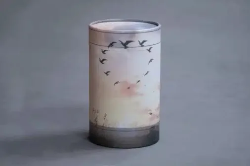 Lyserød urne med fugle