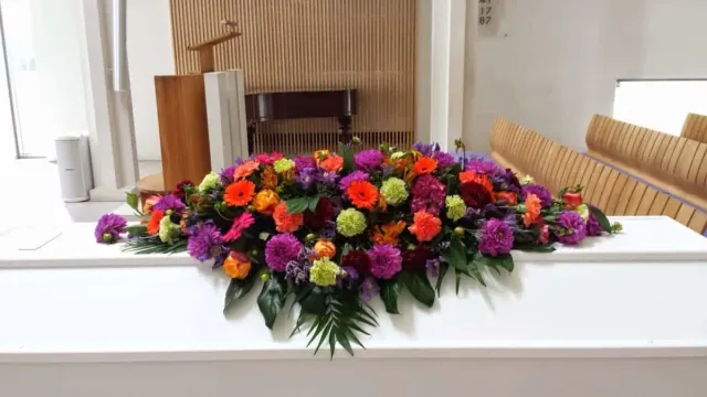 Kistepynt 4 – Gerbera, nelliker, roser, skimmes, kængurupoter og græsser