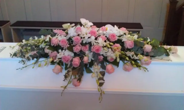 Kistepynt 19 – Lyserøde roser med hvid og grøn bund