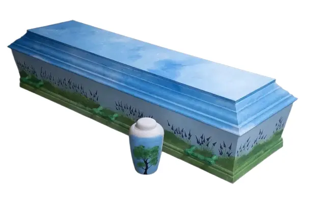 Håndmalet dansk kiste med mønster af skyer og blomstermark – med 6 håndtag og tilhørende urne