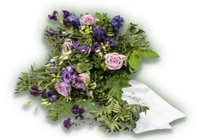 Blomsterbuket i lilla toner med bånd