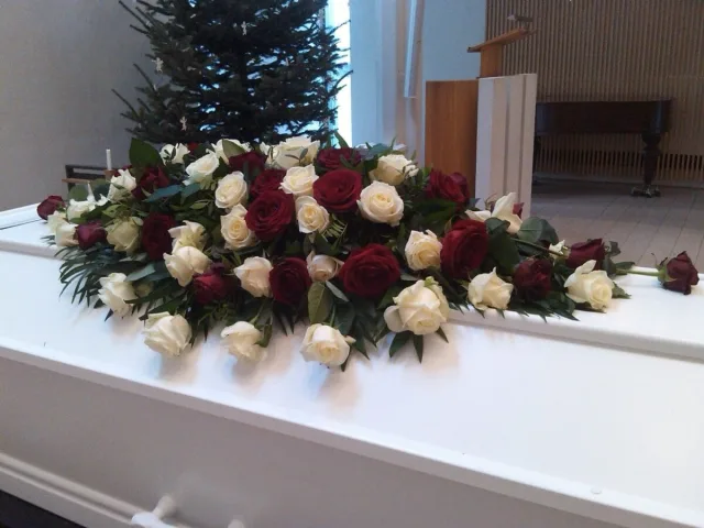 Kistepynt 1 – røde og hvide roser med eukalyptus