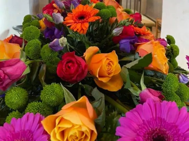 Kistepynt 12 – Mix roser og mix gerbera