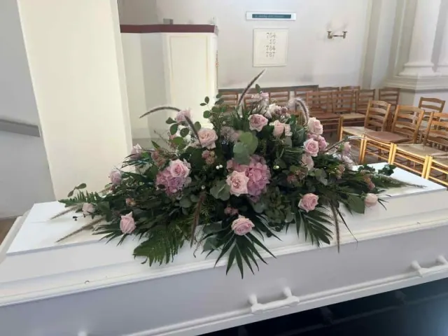 Kistepynt 23 – Roser, hortensia, mørk græs, eucalyptus, snebær