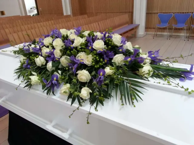 Kistepynt 5 – Hvide roser, iris, perikon og birkegrene