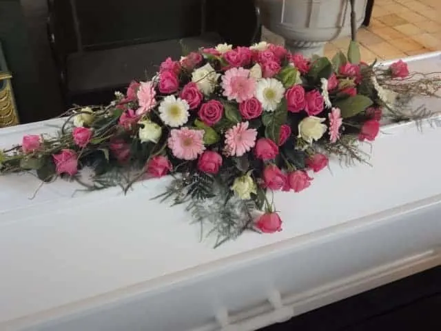 Kistepynt 7 – Roser, gerbera og voks i lyserøde toner