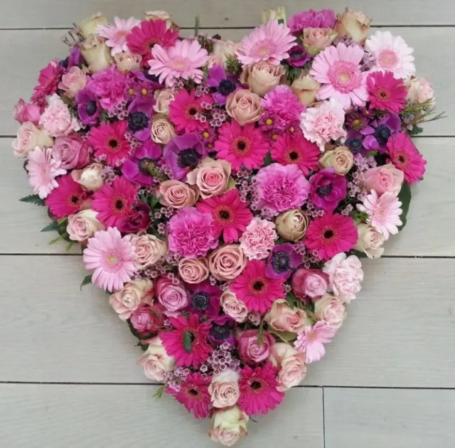 Blomsterhjerte i lyserøde og lilla nuancer