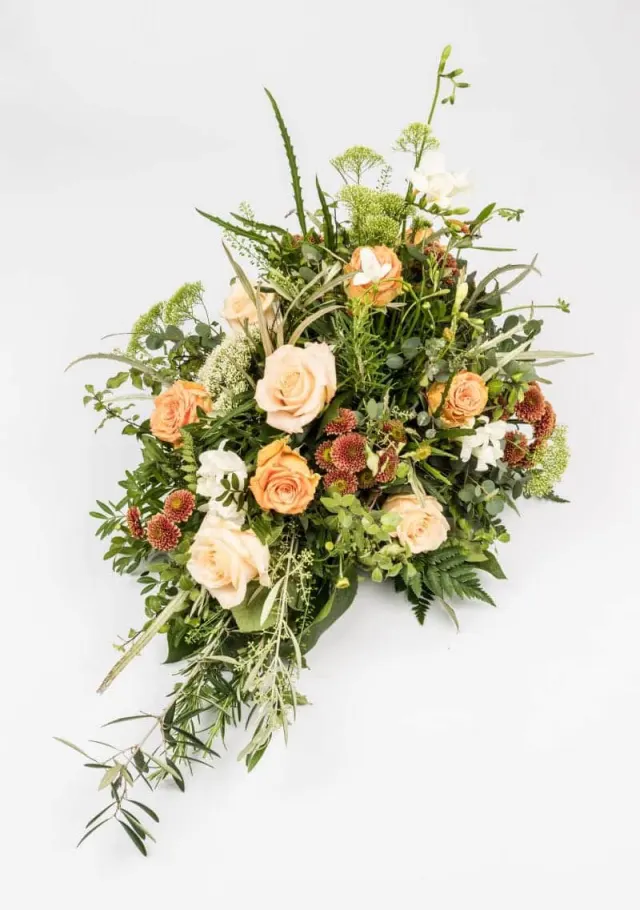 Bårebuket i hvid, gul og orange nuancer