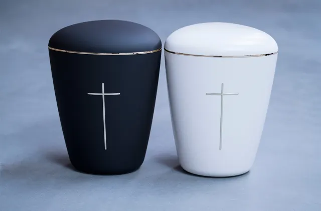 HEIM SORT OG HVID URNE MED GULDKANT KORS