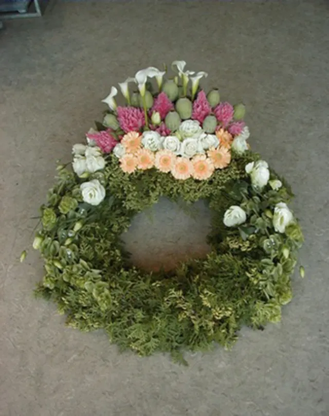 IDE 303 KRANS. LYSERØD, CREME, GRØN