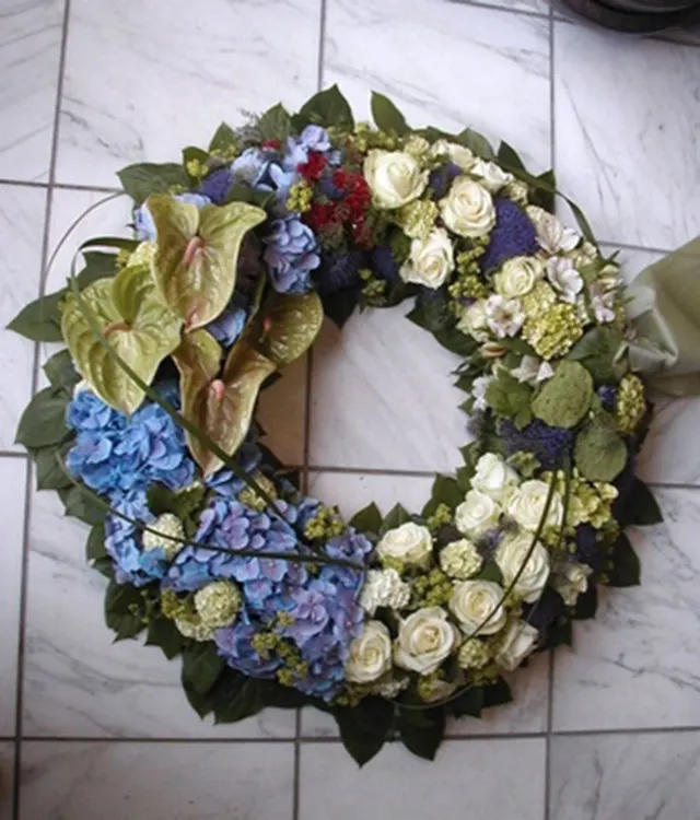 IDE 409 – RUNDPYNTET OASISKRANS CA 70 CM. BLÅ – CREME NATUR