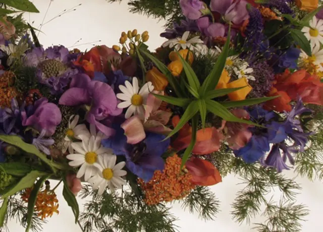 IDE 410 – STOR OASISKRANS CA 70 CM – MARKBLOMSTER