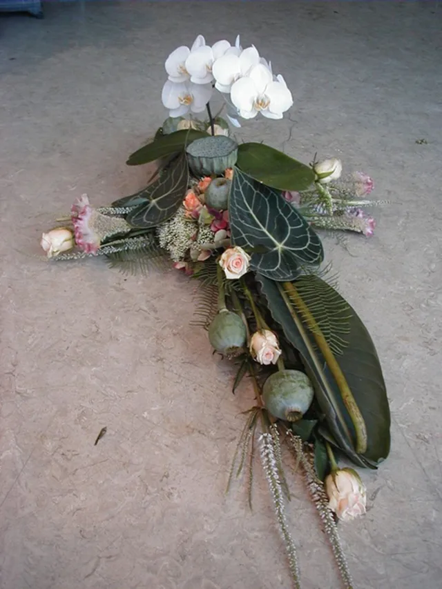 IDE 215 – DEKORATION LAVET SOM KORS. CREM, ORANGE, HVID MED FORSKELLIGT GRØNT