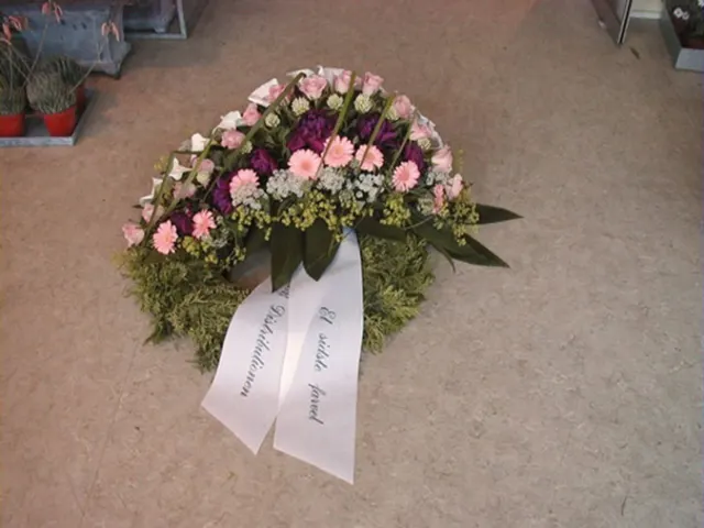 IDE 301 – KRAND MED BÅND. LYSERØD, BORDAUX, CREME, HVID