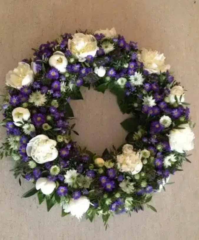 Krans i lilla og hvide farver