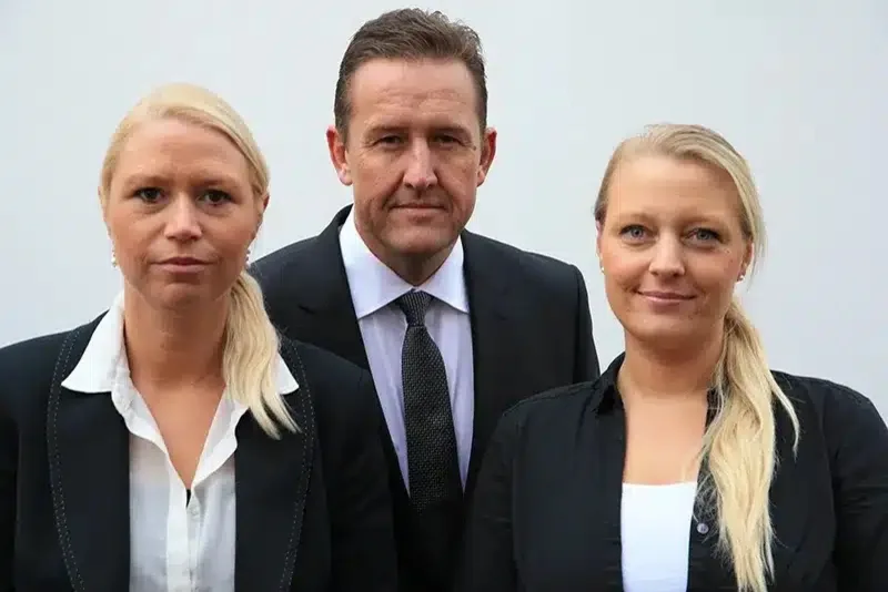 Bedemand Henrik Andersen og 2 bededamer.