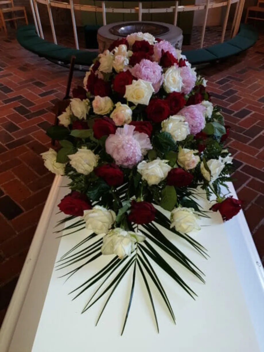 Kistepynt på kiste inde i kirke