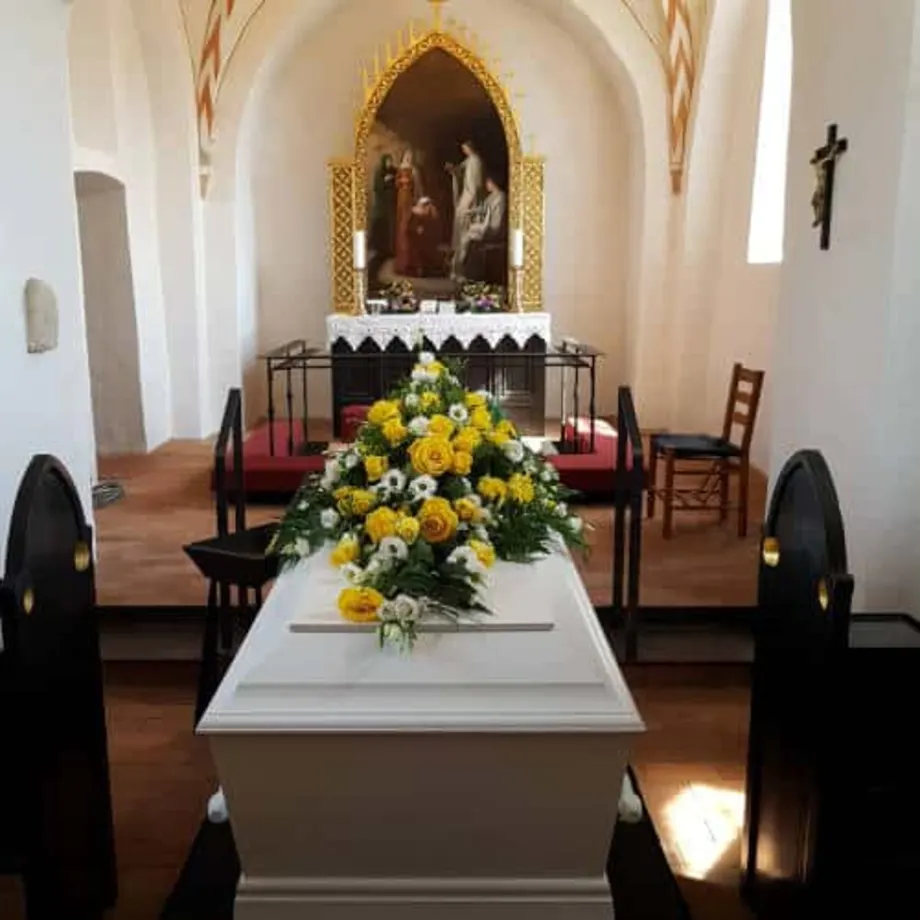 Bisættelse - kiste med gult kistepynt