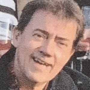 Kære Annie
Et sidste farvel fra din spisegruppe, som vi har haft i over 30 år. Gruppen udsprang af 70ernes fagoppositionelle arbejde. Vi spiste på skift hos hinanden og også mange gange ude hos Annie og Ole. Der er blevet tænkt mange og delt mange store tanker i gennem årene. I sær om pædagogik og politik. Annie var et meget engageret menneske med passion for sit fag og også et meget reflekterende menneske. På billedet ses fra venstre  Annie, Karin, John, Ove og Jytte. Linda som også var medlem af gruppen er død forinden billedet er taget. Tak for dansen Annie