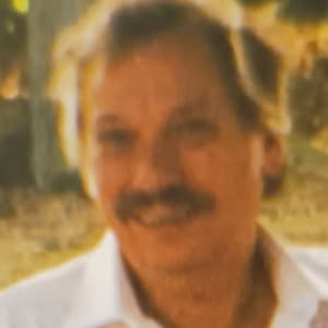 Kære søde far, vi kommer til at savne dine historier, din humor, din måde at skabe hygge på, med altid sjove grin, og ikke mindst din selvironi.