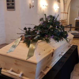 Kære far
Du vil altid ha en særlig plads i vores hjerter.
Du har været den der ordne alt og kunne du ikke så kunne ingen klare det.
Du passet på os så godt som du kunne.
Du hjalp de steder du kunne med smil på læberne.
Natur kræfter blev dit store holdepunkt. Naturen og sammenhold blev en stor del af dit liv. Bål kaffe og en god mande snart gav dig glæde i hverdagen, ja der kom vi næste  i anden række, men vi viste at det var et godt for dig og det gav så meget mening for os alle.
