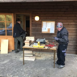 Kære far
Du vil altid ha en særlig plads i vores hjerter.
Du har været den der ordne alt og kunne du ikke så kunne ingen klare det.
Du passet på os så godt som du kunne.
Du hjalp de steder du kunne med smil på læberne.
Natur kræfter blev dit store holdepunkt. Naturen og sammenhold blev en stor del af dit liv. Bål kaffe og en god mande snart gav dig glæde i hverdagen, ja der kom vi næste  i anden række, men vi viste at det var et godt for dig og det gav så meget mening for os alle.
