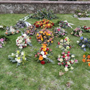 Kære far
Du vil altid ha en særlig plads i vores hjerter.
Du har været den der ordne alt og kunne du ikke så kunne ingen klare det.
Du passet på os så godt som du kunne.
Du hjalp de steder du kunne med smil på læberne.
Natur kræfter blev dit store holdepunkt. Naturen og sammenhold blev en stor del af dit liv. Bål kaffe og en god mande snart gav dig glæde i hverdagen, ja der kom vi næste  i anden række, men vi viste at det var et godt for dig og det gav så meget mening for os alle.
