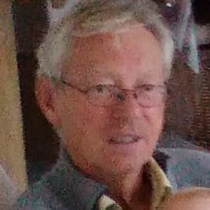 Poul og Aston hygger med tv.