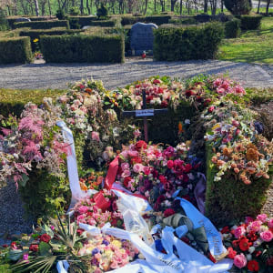 Blomster på Susans gravsted efter bisættelsen.