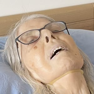 Birte er lige gjort i stand og fået tøjet på, som hun havde til Susie og Klaus bryllup.