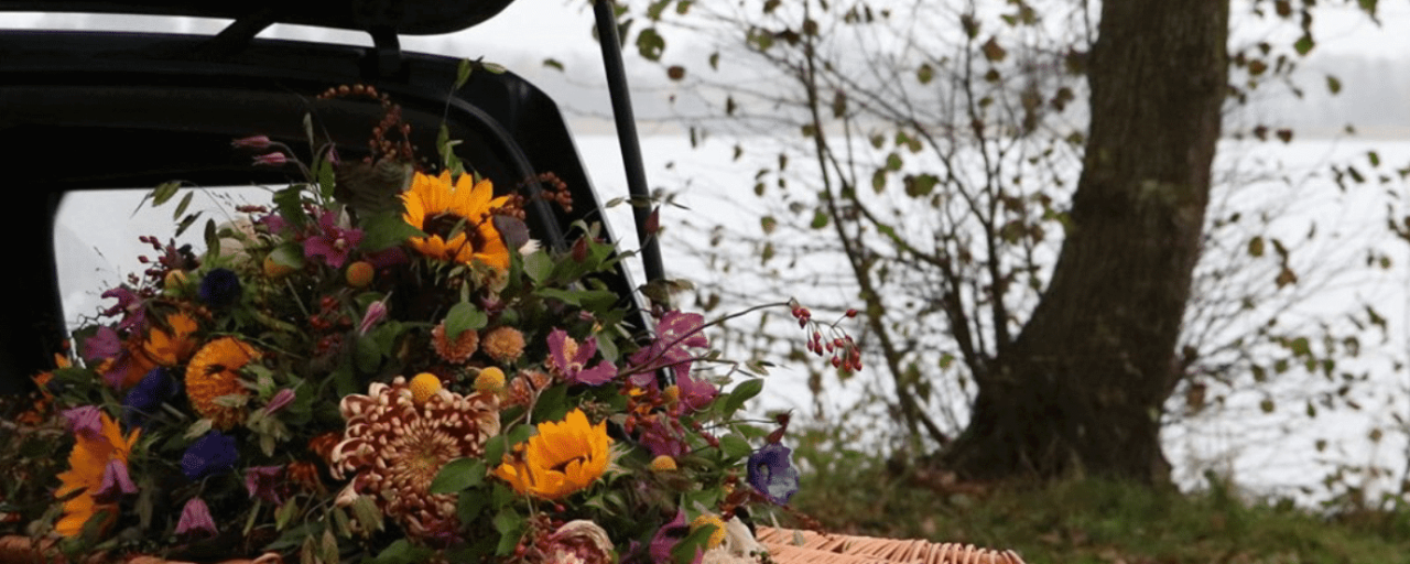 Kiste med pynt i bil