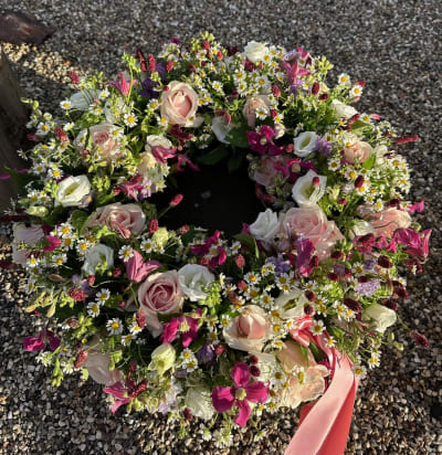 Oasiskrans efter floristens valg, årstidens eller det som passer til familiens valg