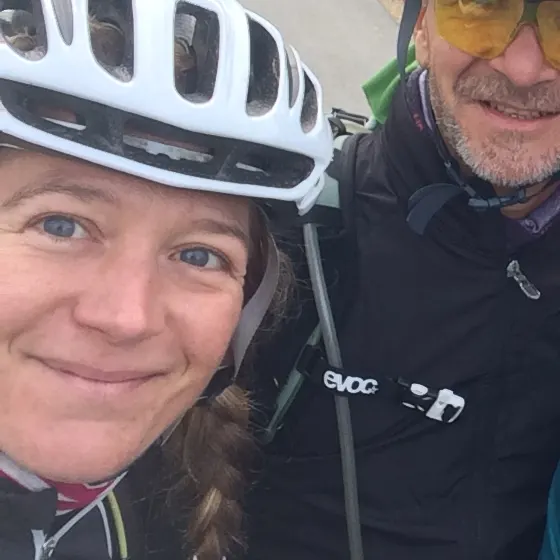 Kære Robin og Malte. Jeg lærte jeres far at kende gennem mtb for 4 år siden. Han elskede eventyr på mtb og bare at køre ud i naturen. I 2019 kørte jeg løb med ham i Finnmarken i Nordnorge, hvor de fleste billeder er fra. Han var et fantastisk menneske og vil blive savnet.
Kh Lise