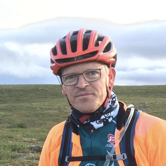 Kære Robin og Malte. Jeg lærte jeres far at kende gennem mtb for 4 år siden. Han elskede eventyr på mtb og bare at køre ud i naturen. I 2019 kørte jeg løb med ham i Finnmarken i Nordnorge, hvor de fleste billeder er fra. Han var et fantastisk menneske og vil blive savnet.
Kh Lise