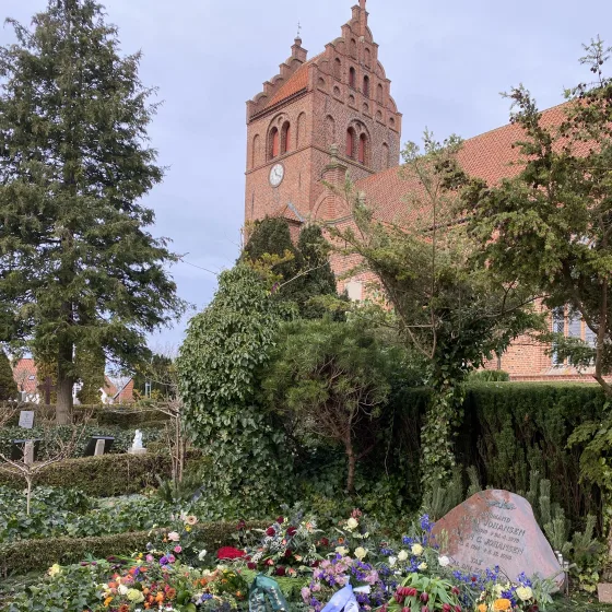 Vores Far, Erik Fristrøm begraves på gravstedet, hvor også vores Mor - samt Mormor & Morfar (Johansen) - er begravet. 