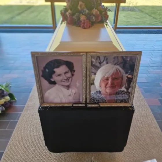 Billeder fra mors bisættelse fra Risbjerg Kirkegårds kapel lørdag d 29/4-2023