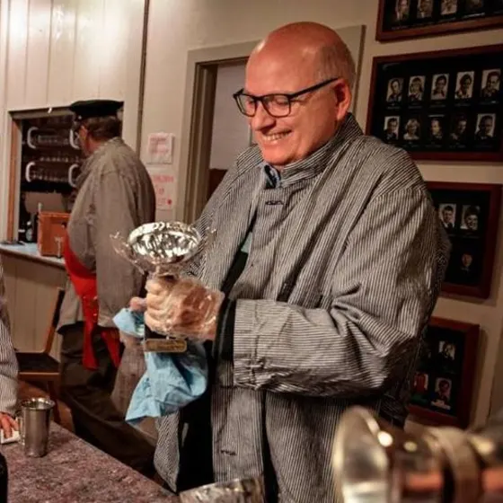 Peter var  om nogen EIFs mand med hud og hår - i med- og modgang og uden at gå på kompromis. Privat lærte jeg Peter at kende som en meget vidende ven, der som han sagde: "Vidste meget om alt".?? Kærlige tanker til familien ! Foto: Peter i pudselauget 2018