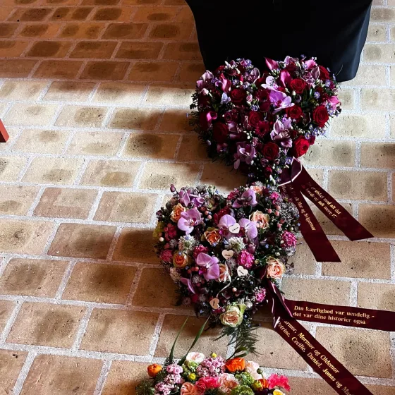 Det blev så smuk en dag mor, selvom det også var den hårdeste dag jeg nogensinde har været igennem. Så mange flotte blomster, en smuk og fantastisk tale blev holdt af præsten. Og så mange venner, familie og kolleger var der og hjælpe os med at sende dig på din sidste rejse ??