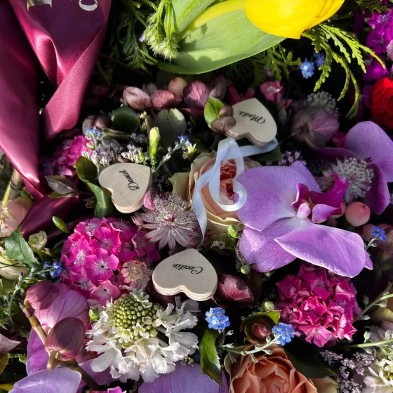 Det blev så smuk en dag mor, selvom det også var den hårdeste dag jeg nogensinde har været igennem. Så mange flotte blomster, en smuk og fantastisk tale blev holdt af præsten. Og så mange venner, familie og kolleger var der og hjælpe os med at sende dig på din sidste rejse ??