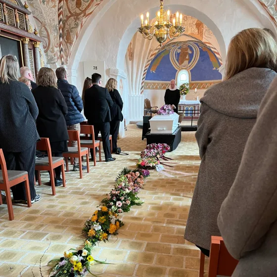 Det blev så smuk en dag mor, selvom det også var den hårdeste dag jeg nogensinde har været igennem. Så mange flotte blomster, en smuk og fantastisk tale blev holdt af præsten. Og så mange venner, familie og kolleger var der og hjælpe os med at sende dig på din sidste rejse ??