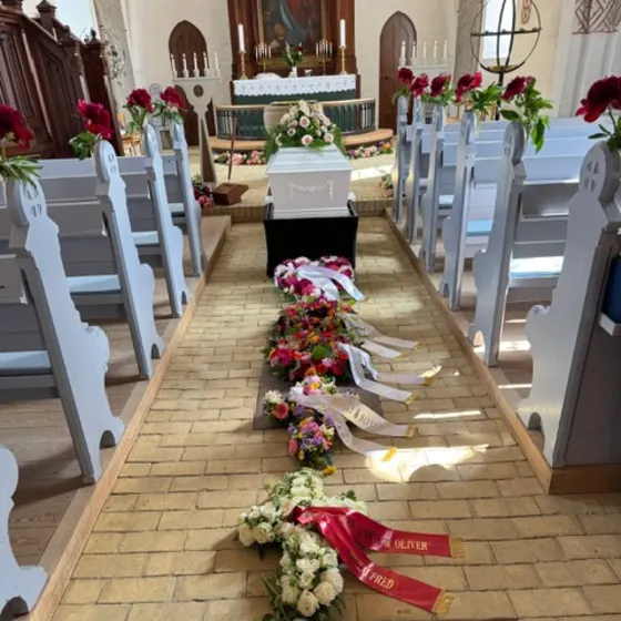 Smuk dag da mor blev bisat 