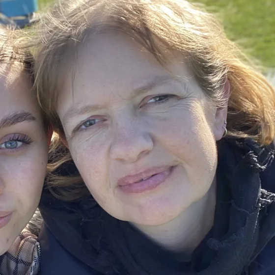 Kære mor,
Selvom ord ikke kan fange, hvor meget du betyder for mig, vil jeg altid bære din kærlighed i mit hjerte. Tak for al din omsorg, styrke og varme gennem livet. Du er min største gave, og jeg er evigt taknemmelig for at have haft dig som min mor. Farvel for nu, og vid, at du altid vil være med mig i hjertet.
Med uendelig kærlighed din datter Steffi