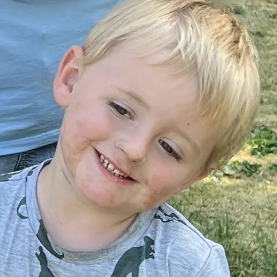 Kære mor,
Selvom ord ikke kan fange, hvor meget du betyder for mig, vil jeg altid bære din kærlighed i mit hjerte. Tak for al din omsorg, styrke og varme gennem livet. Du er min største gave, og jeg er evigt taknemmelig for at have haft dig som min mor. Farvel for nu, og vid, at du altid vil være med mig i hjertet.
Med uendelig kærlighed din datter Steffi