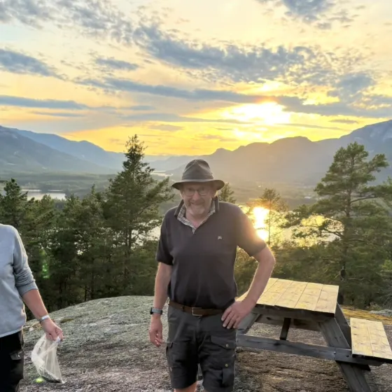 Henrik Jellesen på blåbær jagt på Venelifjell i Vrådal (Norge) med hans kone, den 29Juli 2024