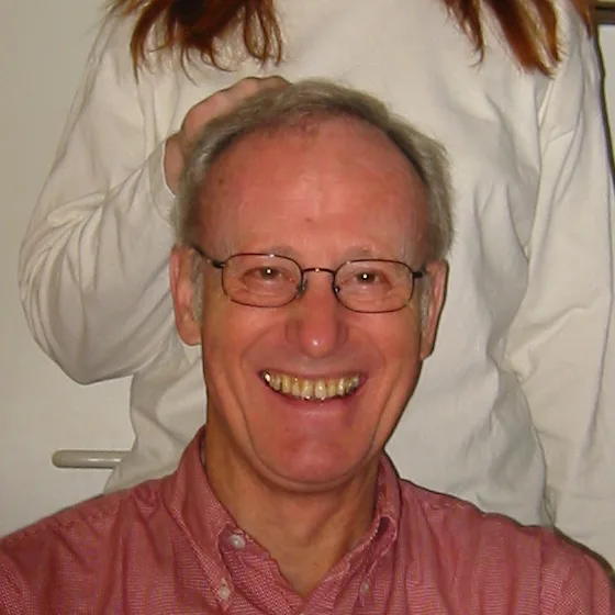 Hvis man drejer mod uret, vokser håret hurtigere.