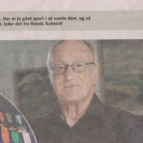 Henrik med nogle av hans mange medaljer fra marcher.