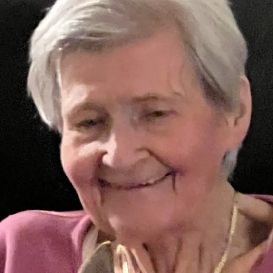 Lis Holm med en af familiens hunde 