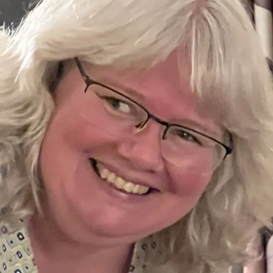 Lis Holm med en af familiens hunde og hendes datter heide Holm billedet er taget juleaften 2025