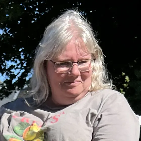 Lis Holm med begge familiens hunde og hendes datter heide Holm billedet er taget august 2025 i bernstorffparken,